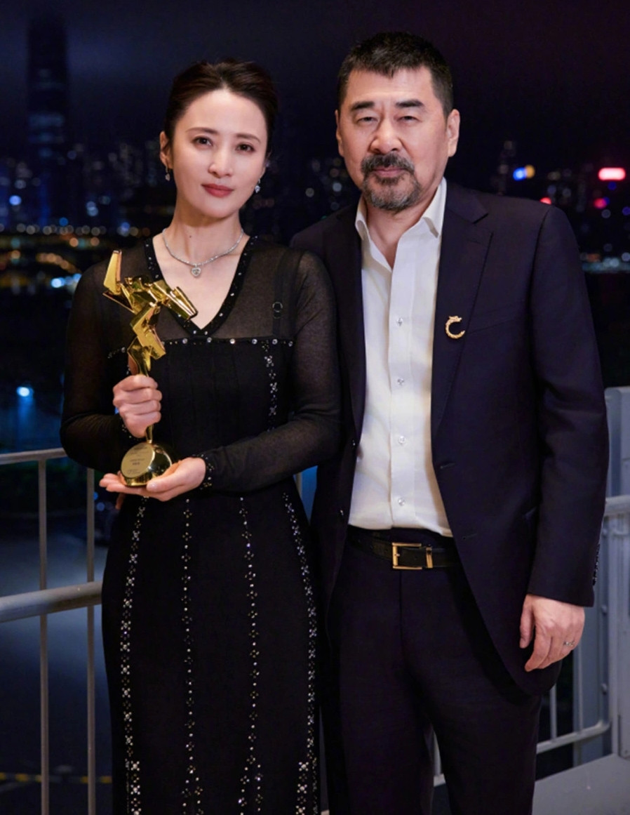 Nữ diễn viên Tưởng Cần Cần giành giải Nữ diễn viên chính xuất sắc tại Giải thưởng Điện ảnh Châu Á lần thứ 17 nhờ diễn xuất xuất sắc trong phim Thảo mộc nhân gian của đạo diễn Cố Hiểu Cương. Bên phải là nữ diễn viên Lương Lạc Thi từng tham gia phim Xác ướp Ai Cập 3. Nữ diễn viên Tưởng Cần Cần giành giải Nữ diễn viên chính xuất sắc tại Giải thưởng Điện ảnh Châu Á lần thứ 17 nhờ diễn xuất xuất sắc trong phim Thảo mộc nhân gian của đạo diễn Cố Hiểu Cương. Bên phải là nữ diễn viên Lương Lạc Thi từng tham gia phim Xác ướp Ai Cập 3.