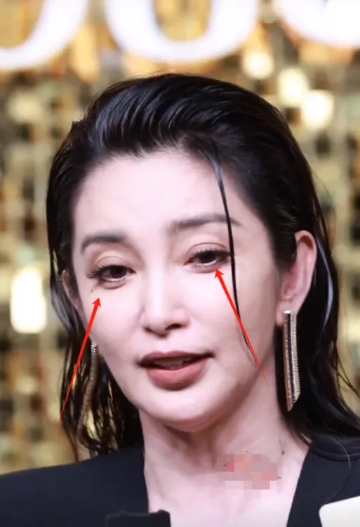 Ảnh thực và ảnh đã qua chỉnh sửa của Lý Băng Băng. Khán giả cho rằng cô lạm dụng kỹ thuật chỉnh ảnh quá đà.