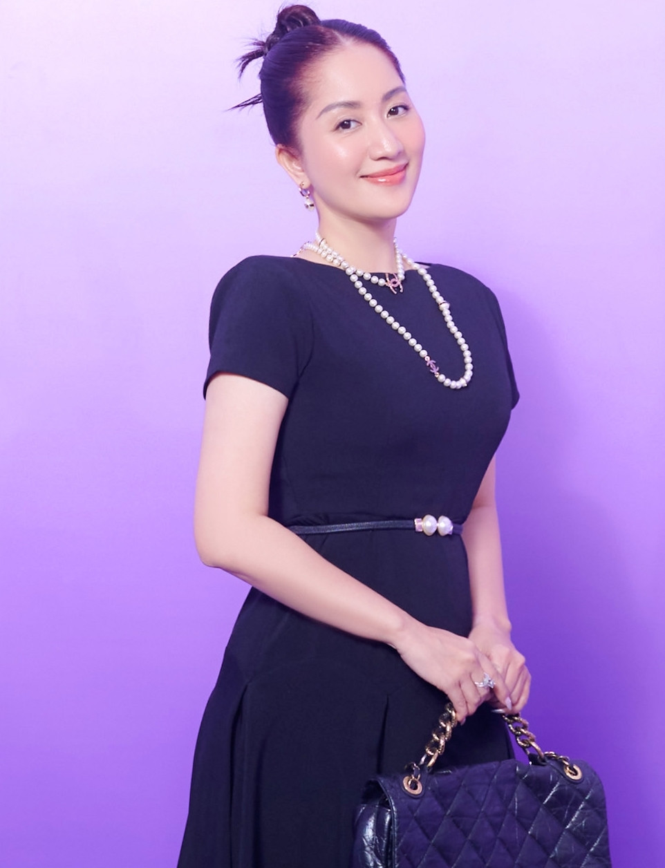 Khánh Thi là hình mẫu phụ nữ thế hệ mới thành công trong sự nghiệp, hạnh phúc với gia đình nhỏ và giỏi nuôi dạy con. Khánh Thi là hình mẫu phụ nữ thế hệ mới thành công trong sự nghiệp, hạnh phúc với gia đình nhỏ và giỏi nuôi dạy con.