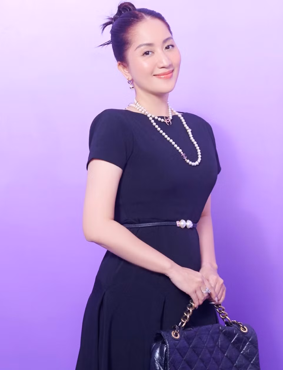 Khánh Thi là hình mẫu phụ nữ thế hệ mới thành công trong sự nghiệp, hạnh phúc với gia đình nhỏ và giỏi nuôi dạy con. Khánh Thi là hình mẫu phụ nữ thế hệ mới thành công trong sự nghiệp, hạnh phúc với gia đình nhỏ và giỏi nuôi dạy con.