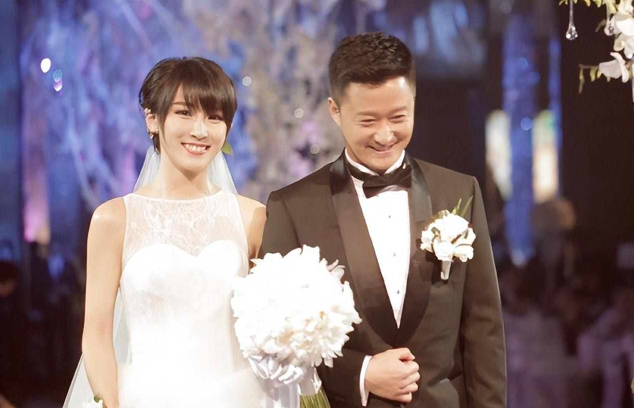 Ngô Kinh từng 4 lần cầu hôn mới rước được Tạ Nam về nhà. Ngô Kinh từng 4 lần cầu hôn mới rước được Tạ Nam về nhà.