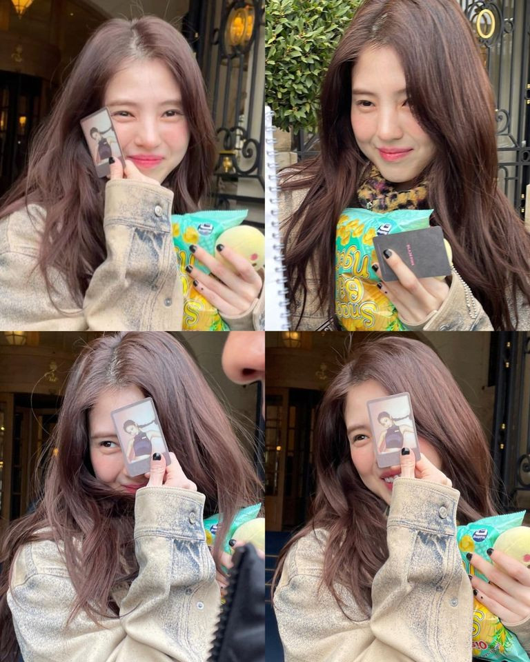 Sau khi nổi tiếng, Han So Hee chọn vai khá đa dạng, cô có thể hóa thân thành cô gái ngây thơ, hướng nội nhút nhát và si tình trong Dẫu biết (Nevertheless) của đài JTBC, hay một cô gái mạnh mẽ tham gia vào băng đảng xã hội đen để tìm hiểu về cái chết của cha cô trong My name. Với phim Why Did You Come To My House, cô vào vai một nhà sáng tác vui vẻ lạc quan. Sự biến hóa liên tục trên màn ảnh cho thấy Han So Hee nghiêm túc với diễn xuất. Trong ảnh, Han So Hee hạnh phúc khi nhận quà từ fan là ảnh nữ ca sĩ Jennie và bịch snack bắp ngọt của Việt Nam.