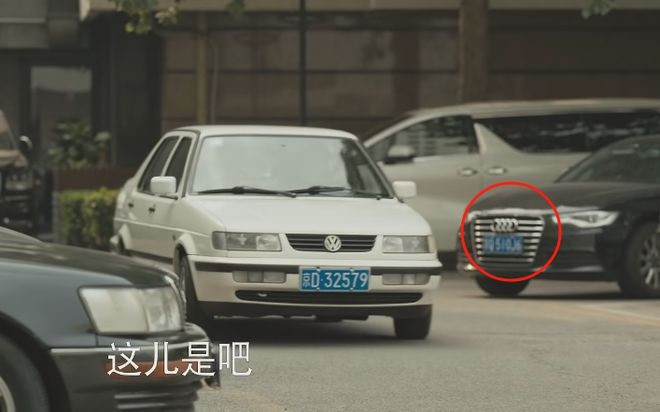Chiếc xe Audi A6 đời mới xuất hiện bên chiếc Volkswagen đời cũ khiến người xem khó nhận biết phim đang quay trong thời đại nào. Chiếc xe Audi A6 đời mới xuất hiện bên chiếc Volkswagen đời cũ khiến người xem khó nhận biết phim đang quay trong thời đại nào.