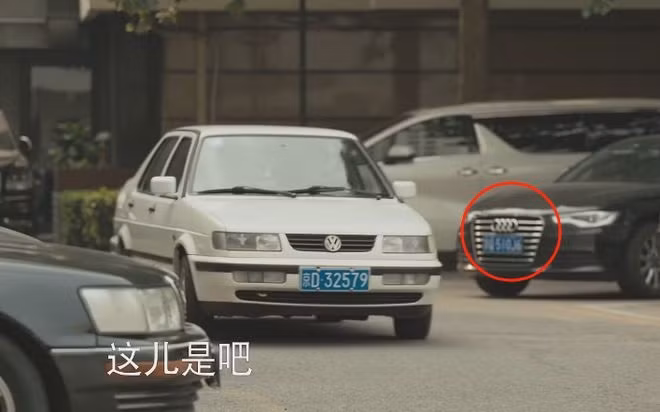 Chiếc xe Audi A6 đời mới xuất hiện bên chiếc Volkswagen đời cũ khiến người xem khó nhận biết phim đang quay trong thời đại nào.