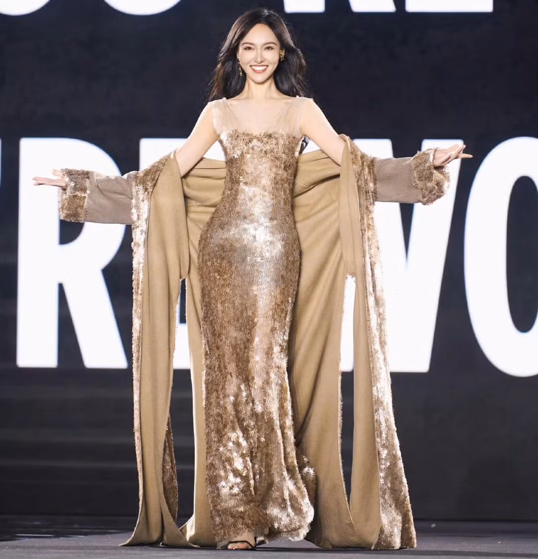 Ngày 25/9, Sina đưa tin Đường Yên làm khách mời trong show thời trang thuộc khuôn khổ Paris Fashion Week. Xuất hiện trên sân khấu với bộ váy vàng sang trọng, Đường Yên được nhận xét thần thái tự tin, trình diễn ổn. Ngày 25/9, Sina đưa tin Đường Yên làm khách mời trong show thời trang thuộc khuôn khổ Paris Fashion Week. Xuất hiện trên sân khấu với bộ váy vàng sang trọng, Đường Yên được nhận xét thần thái tự tin, trình diễn ổn.
