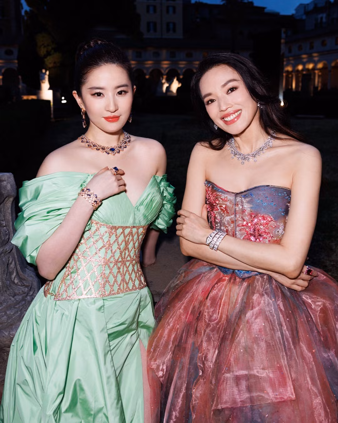 Dù là thần tiên tỷ tỷ Lưu Diệc Phi cũng không thể lấn át được khí chất và sắc vóc của Thư Kỳ. Công chúng cho rằng Thư Kỳ là đại diện xuất sắc nhất của giới giải trí Hoa ngữ ở hiện tại. Hình ảnh chưa qua chỉnh sửa của Thư Kỳ, do trang Getty Images chia sẻ không khác nhiều so với loạt ảnh do phía nữ diễn viên đăng tải.