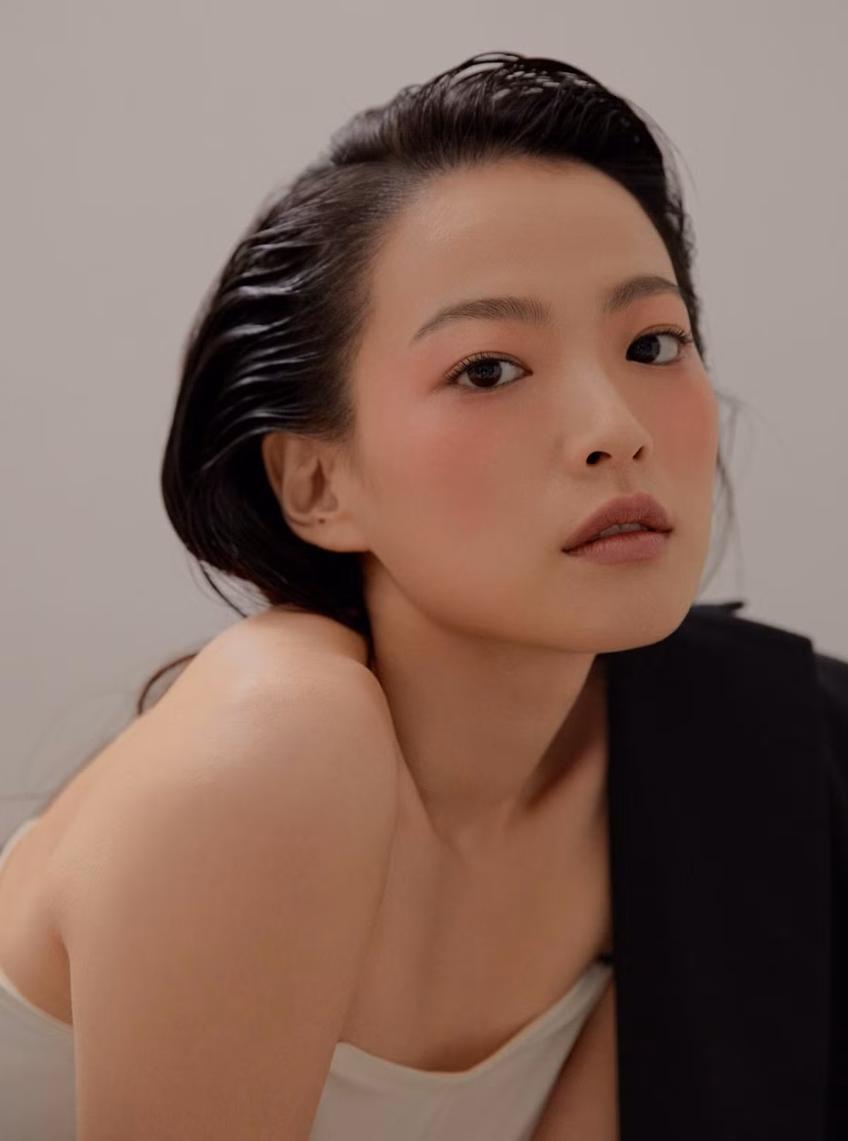 Nữ diễn viên Chun Woo Hee đã thể hiện rất thành công nhân vật Tầng 8, một người luôn cười ngạo nghễ, hành động vô tình. Diễn xuất xuất sắc của Ảnh hậu Rồng Xanh khiến người xem cảm thấy cuốn hút theo từng lời thoại, hành động của nhân vật. Tầng 8 của Chun Woo Hee không chỉ biết tiêu xài vô độ, nhân vật còn có chiều sâu khi mang trong mình sự bức bối với hiện thực, khát khao được thể hiện bản thân. Nữ diễn viên Chun Woo Hee đã thể hiện rất thành công nhân vật Tầng 8, một người luôn cười ngạo nghễ, hành động vô tình. Diễn xuất xuất sắc của Ảnh hậu Rồng Xanh khiến người xem cảm thấy cuốn hút theo từng lời thoại, hành động của nhân vật. Tầng 8 của Chun Woo Hee không chỉ biết tiêu xài vô độ, nhân vật còn có chiều sâu khi mang trong mình sự bức bối với hiện thực, khát khao được thể hiện bản thân.