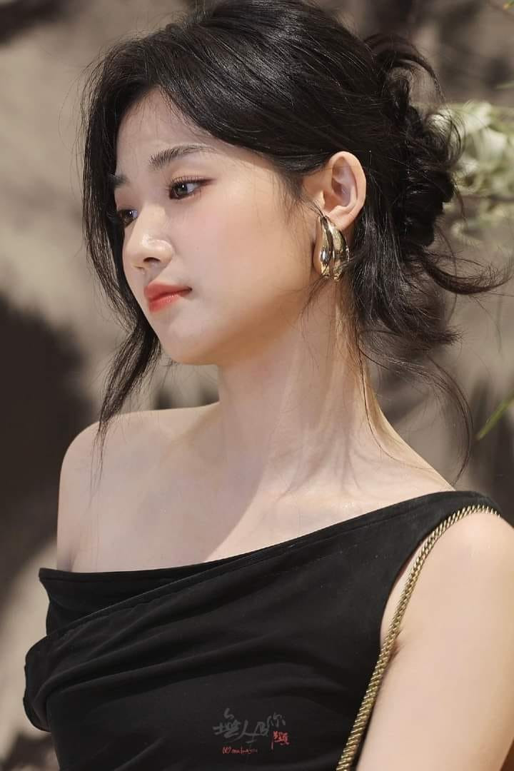 Theo Sohu, Lư Dục Hiểu phù hợp với cách trang điểm kiểu Hàn Quốc không quá đậm nhưng vẫn giữ được nét trong trẻo và sang trọng. Trước đó, Lư Dục Hiểu bị chê nhạt nhòa, khó tìm được điểm nhấn trên gương mặt. Theo Sohu, Lư Dục Hiểu phù hợp với cách trang điểm kiểu Hàn Quốc không quá đậm nhưng vẫn giữ được nét trong trẻo và sang trọng. Trước đó, Lư Dục Hiểu bị chê nhạt nhòa, khó tìm được điểm nhấn trên gương mặt.