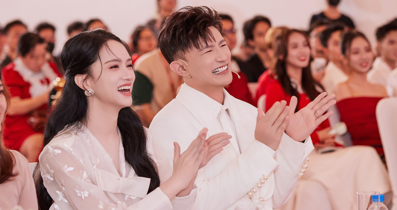 Dược sĩ Tiến và Hoa hậu Hương Giang là những đại diện của ban tổ chức, thực hiện Trẻ Concert dành cho sinh viên. Dược sĩ Tiến và Hoa hậu Hương Giang là những đại diện của ban tổ chức, thực hiện Trẻ Concert dành cho sinh viên.