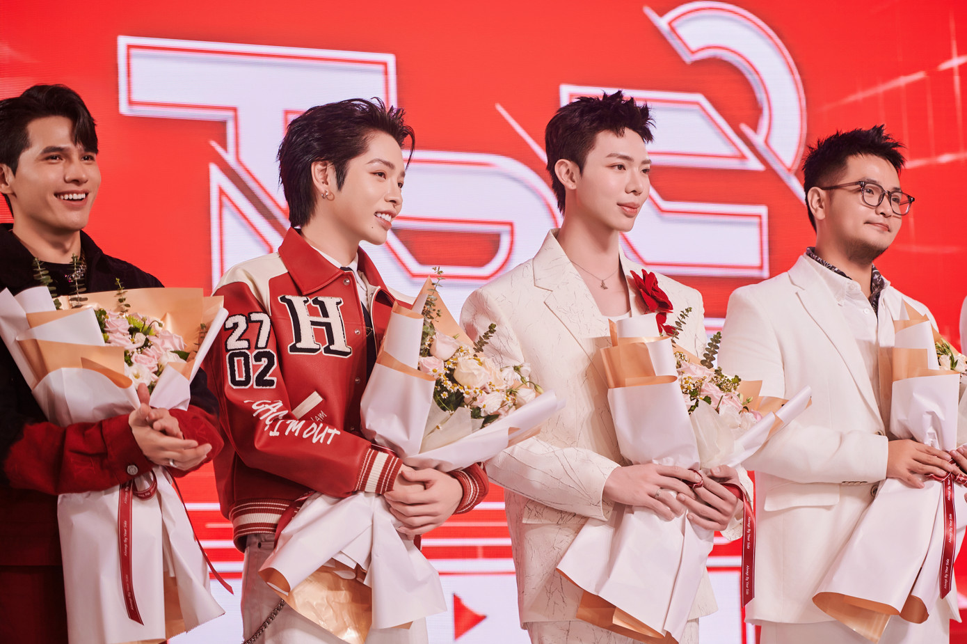 Các ca sĩ Quốc Thiên, Đức Phúc, Erik, Phạm Hồng Phước, Nguyễn Trần Trung Quân, Hoàng Phúc, Hoàng Tôn là những người sát cánh cùng chương trình. Các ca sĩ Quốc Thiên, Đức Phúc, Erik, Phạm Hồng Phước, Nguyễn Trần Trung Quân, Hoàng Phúc, Hoàng Tôn là những người sát cánh cùng chương trình.