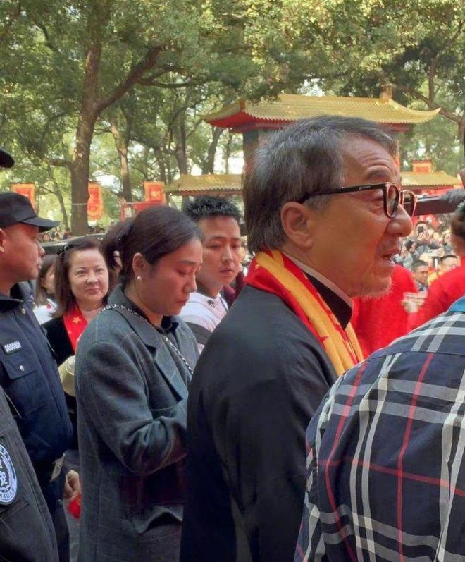 Thành Long gây bất ngờ với hình ảnh râu tóc bạc phơ. Trước đó một năm, nam diễn viên vẫn còn sung sức. Thành Long gây bất ngờ với hình ảnh râu tóc bạc phơ. Trước đó một năm, nam diễn viên vẫn còn sung sức.