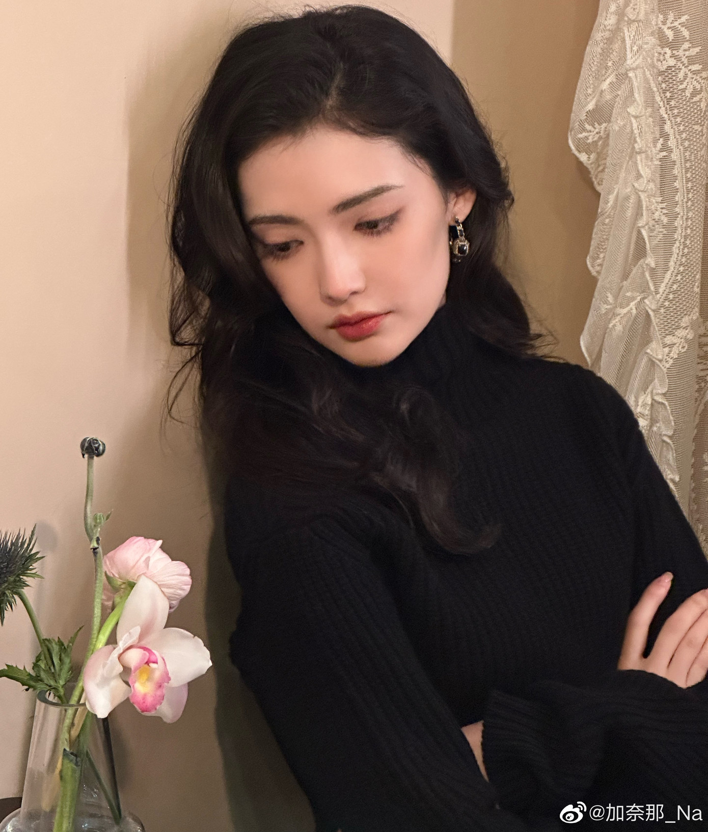 Việc đắp nặn khí chất, đặc điểm riêng của mỗi nhân vật là yêu cầu rất quan trọng trong diễn xuất. Hiện tại, nhiều ngôi sao nổi tiếng như Triệu Lộ Tư, Bạch Lộc, Dương Tử bị đánh giá là diễn xuất một màu, nhân vật nào cũng có bóng dáng của chính bản thân họ. Họ không phân tích rõ bối cảnh, thói quen của vai diễn, khóc cười chỉ theo yêu cầu của kịch bản mà thiếu khả năng xây dựng nhân vật hoàn chỉnh. Do đó, khi Gia Nại diễn được đặc trưng của các nhân vật dù thời lượng lên hình không nhiều, cô được giới chuyên môn đánh giá cao.