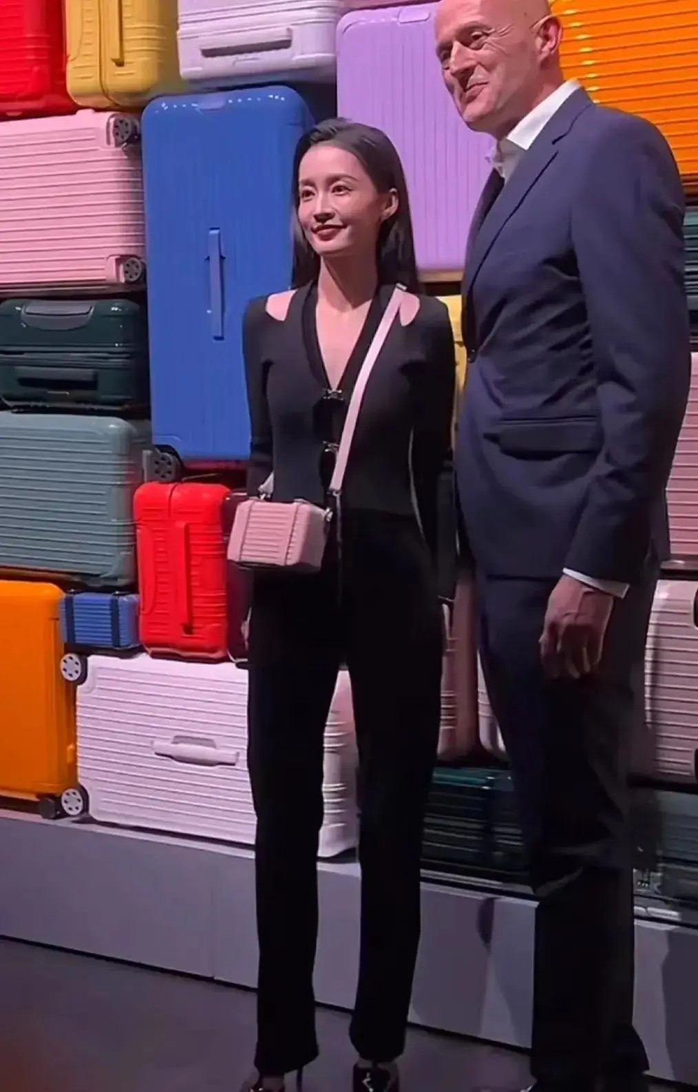 Theo QQ, các ngôi sao chỉnh sửa ảnh quá mức, thường khiến khán giả cảm thấy khó chịu vì bị lừa dối. Minh tinh theo đuổi hình tượng quá hoàn mỹ, không có thực, trong khi đó, con người không ai có thể chống lại sức mạnh của thời gian. Các ngôi sao này bị đánh giá là cổ xúy những giá trị ảo. Nhiều người vì muốn theo đuổi vẻ đẹp hoàn mỹ như vậy đã chi tiền phẫu thuật thẩm mỹ, dẫn đến nhiều hệ lụy khôn lường.