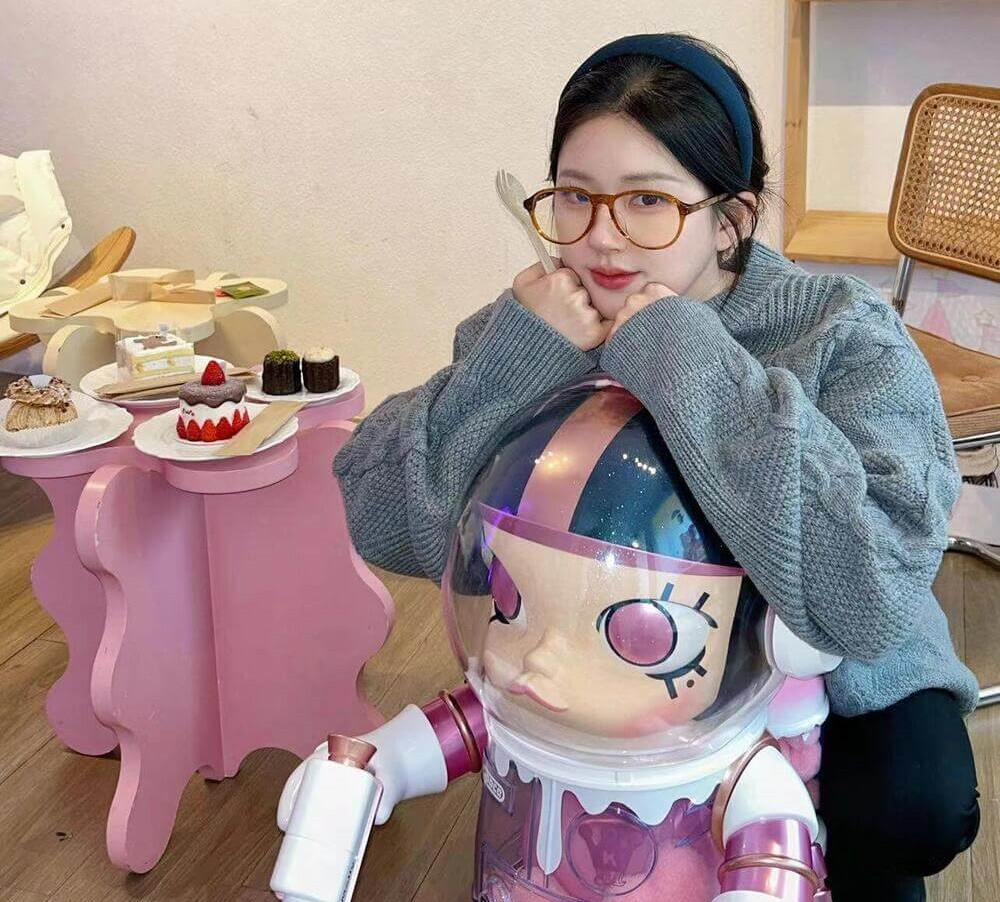 Theo Sohu, hiện tại ngoài hoạt động nghệ thuật, nhiều ngôi sao đều có nghề phụ kinh doanh riêng. Các ngôi sao rất dễ thành công trong quá trình thử sức kinh doanh vì họ có sẵn sự nổi tiếng thương hiệu dễ dàng được biết tới và nhận được sự ủng hộ của hàng triệu người hâm mộ. Tuy nhiên, việc kinh doanh này cũng khiến các nghệ sĩ dễ vướng lùm xùm chỉ trích.