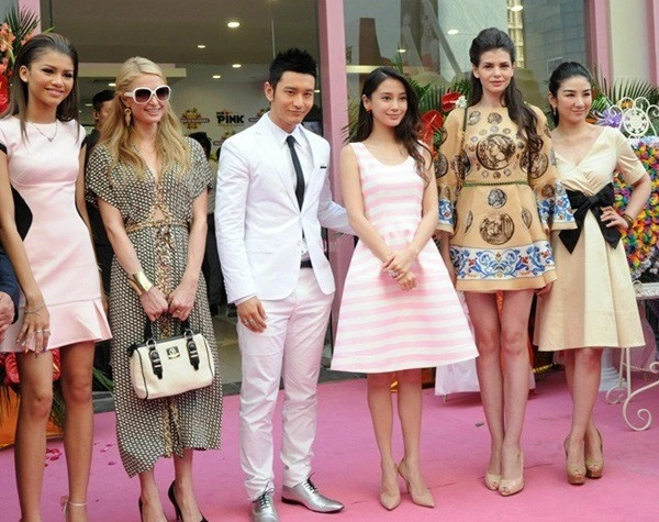 Trong khoảng thời gian hẹn hò, Huỳnh Hiểu Minh chiều Angelababy hết mức. Nam diễn viên đứng ra đầu tư vào thương hiệu trà sữa Millions của Mỹ sau đó nhượng quyền mở cửa hàng tại Trung Quốc. Ngày khai trương, anh không chỉ đưa bạn gái Angelababy tham gia mà còn mời hai ngôi sao nổi tiếng Paris Hilton và Zendaya tới cắt băng khánh thành. Tuy nhiên, thương hiệu này bị chê có mức giá quá cao 58 NDT (500.000 đồng) một cốc cỡ lớn và 33 NDT (115.000 đồng) cho cốc cỡ nhỏ. Thậm chí theo Sohu, sau 10 năm, ở thời điểm hiện tại mức giá này vẫn còn cao.