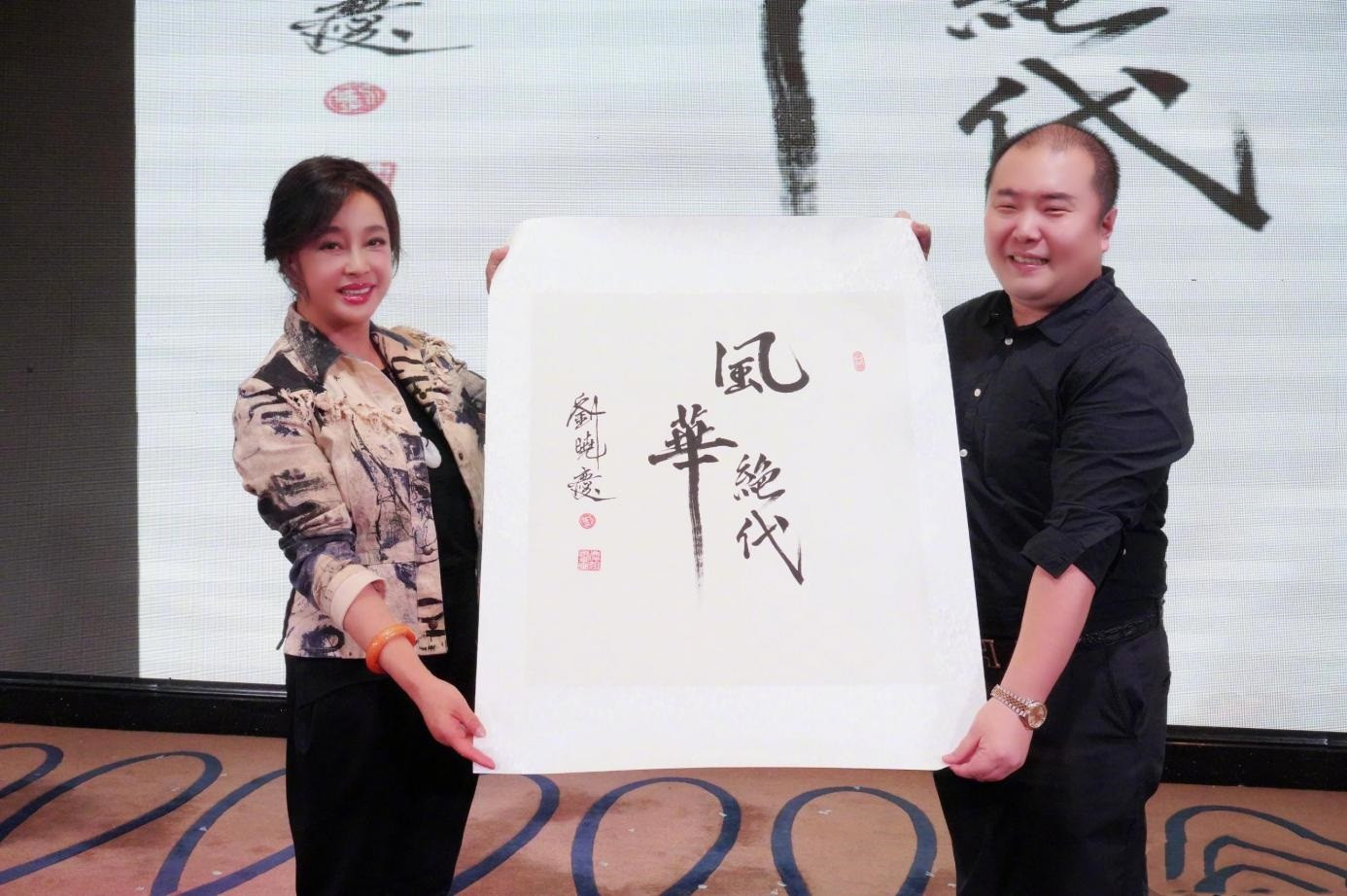 Thư pháp là niềm đam mê của Lưu Hiểu Khánh, nhưng nữ diễn viên lại bán các sản phẩm thư pháp của mình với giá cao. Trong đó, chỉ một chữ &quot;Phúc&quot; đã có giá 888 NDT (3 triệu đồng), ba chữ &quot;Đoạn xá ly&quot; có giá 3888 NDT (13,5 triệu đồng), &quot;Thành tín thắng thiên hạ&quot; được chào giá 9999 NDT (gần 35 triệu đồng). Tuy nhiên, các chuyên gia thư pháp chỉ ra tác phẩm của Lưu Hiểu Khánh không có giá trị nghệ thuật, nữ diễn viên đến cầm bút còn cầm sai, càng không nói đến việc viết có đẹp hay không. Lưu Hiểu Khánh chỉ bán tên của mình và hiệu ứng người nổi tiếng mà thôi.