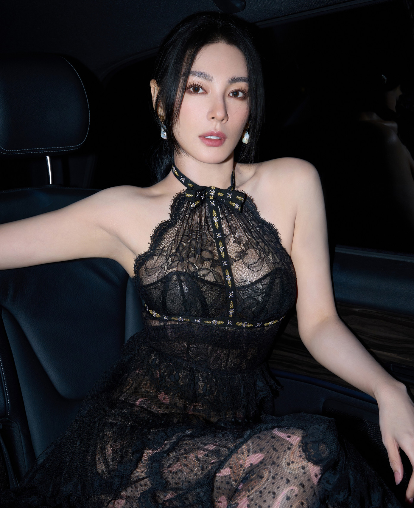 Trên màn ảnh, Đông Phương Bất Bại từng được thể hiện bởi cả nam và nữ diễn viên. Trong đó, có những bản nổi bật, được khán giả yêu thích như Lâm Thanh Hà với phim điện ảnh Đông Phương Bất Bại (1992), hay nam diễn viên Lỗ Chấn Thuận trong phiên bản Tiếu ngạo giang hồ (1996) do TVB sản xuất. Việc Trương Vũ Kỳ đảm nhiệm nhân vật Đông Phương Bất Bại gây lo ngại vì cô có vẻ đẹp phồn thực nữ tính, thiếu sự anh khí ngạo nghễ, nam tính như Lâm Thanh Hà. Đây cũng là thử thách với người đẹp sinh năm 1987 khi đã có những đàn anh đàn chị từng thể hiện rất tốt nhân vật này trước đó.