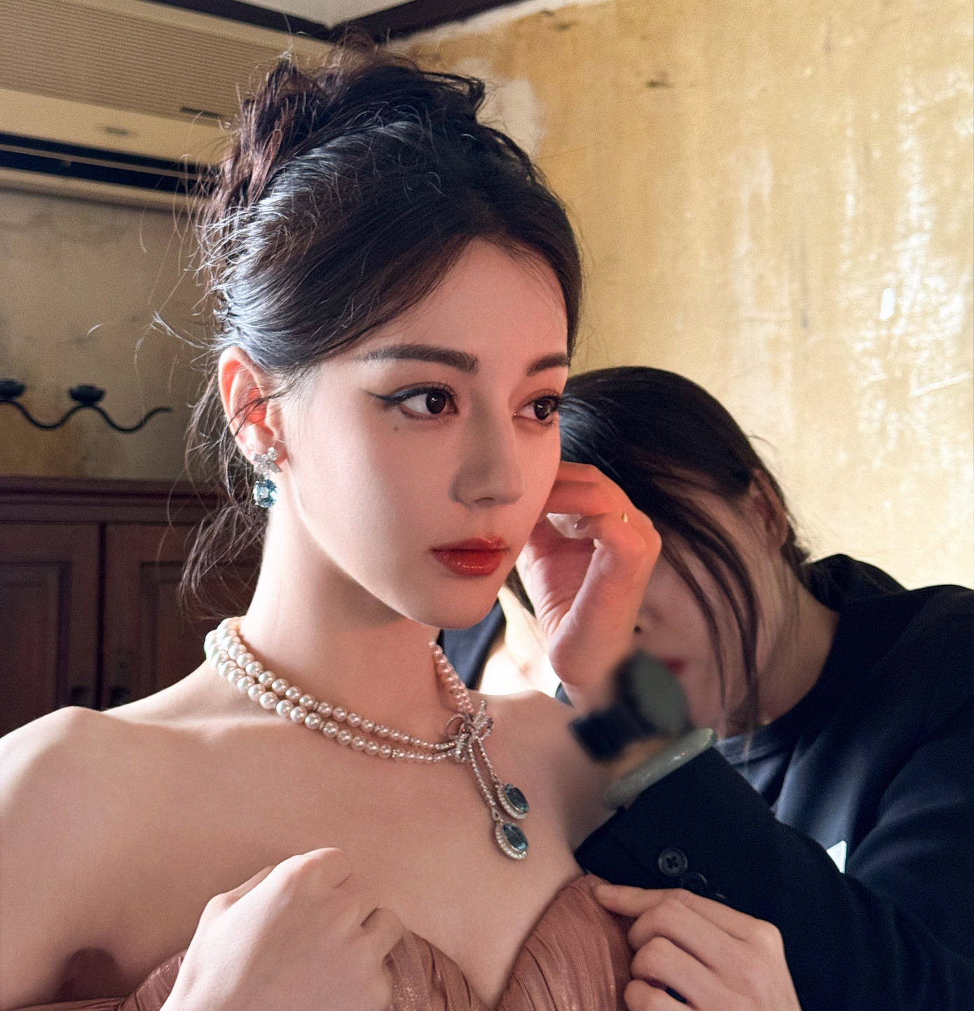 Bên cạnh đó, dự án Mộ Tư Từ có tới 4 biên kịch, không rõ phim sẽ bị chỉnh sửa, cải biên tới mức nào. Theo Sina, các tác phẩm cổ trang ngôn tình hiện tại nếu đi theo mô típ cũ nam nữ chính yêu nhau thắm thiết, hy sinh mọi thứ vì nhau sẽ khó lòng thu hút khán giả, sự thất bại của Độ Hoa Niên là một ví dụ. Những bộ phim gần đây gây tiếng vang như Hoa Gian Lệnh, Mặc Vũ Vân Gian đều có nội dung mới lạ, nữ chính thông minh một lòng báo thù. Bên cạnh đó, dự án Mộ Tư Từ có tới 4 biên kịch, không rõ phim sẽ bị chỉnh sửa, cải biên tới mức nào. Theo Sina, các tác phẩm cổ trang ngôn tình hiện tại nếu đi theo mô típ cũ nam nữ chính yêu nhau thắm thiết, hy sinh mọi thứ vì nhau sẽ khó lòng thu hút khán giả, sự thất bại của Độ Hoa Niên là một ví dụ. Những bộ phim gần đây gây tiếng vang như Hoa Gian Lệnh, Mặc Vũ Vân Gian đều có nội dung mới lạ, nữ chính thông minh một lòng báo thù.