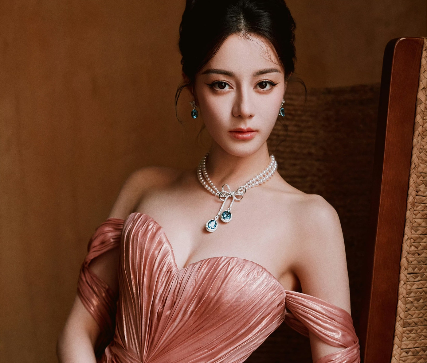 Bên cạnh đó, Địch Lệ Nhiệt Ba không thiếu những vai nữ tướng quân như trong Trường Ca Hành, An Lạc Truyện, Ngự Giao Ký và các bộ phim này đều không đạt thành tích như kỳ vọng. Có thể thấy, hình tượng nữ tướng, nữ quỷ của Nhiệt Ba đã trở nên nhàm chán với khán giả. Thế nhưng, nữ diễn viên vẫn tiếp tục đóng dạng phim này khiến người xem có phần hụt hẫng. Bên cạnh đó, Địch Lệ Nhiệt Ba không thiếu những vai nữ tướng quân như trong Trường Ca Hành, An Lạc Truyện, Ngự Giao Ký và các bộ phim này đều không đạt thành tích như kỳ vọng. Có thể thấy, hình tượng nữ tướng, nữ quỷ của Nhiệt Ba đã trở nên nhàm chán với khán giả. Thế nhưng, nữ diễn viên vẫn tiếp tục đóng dạng phim này khiến người xem có phần hụt hẫng.