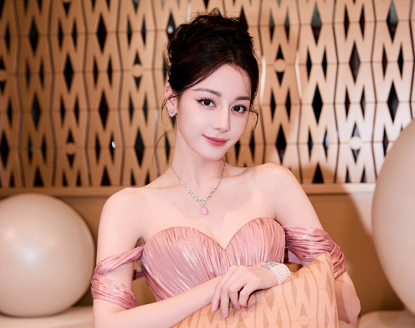 Thế nhưng, tuổi xuân có thì nhan sắc rồi sẽ tàn phai, Địch Lệ Nhiệt Ba đang bị đánh giá là thụt lùi so với các đồng nghiệp cùng lứa quá xa. Trong khi Lý Thấm, Đàm Tùng Vận, Dương Tử, Kim Thần đều có những thành tích đáng kể và bắt đầu chuyển sang dòng phim chính kịch, thì mới đây Địch Lệ Nhiệt Ba lại nhận lời đóng phim cổ trang ngôn tình với đàn em Trần Phi Vũ. Thế nhưng, tuổi xuân có thì nhan sắc rồi sẽ tàn phai, Địch Lệ Nhiệt Ba đang bị đánh giá là thụt lùi so với các đồng nghiệp cùng lứa quá xa. Trong khi Lý Thấm, Đàm Tùng Vận, Dương Tử, Kim Thần đều có những thành tích đáng kể và bắt đầu chuyển sang dòng phim chính kịch, thì mới đây Địch Lệ Nhiệt Ba lại nhận lời đóng phim cổ trang ngôn tình với đàn em Trần Phi Vũ.