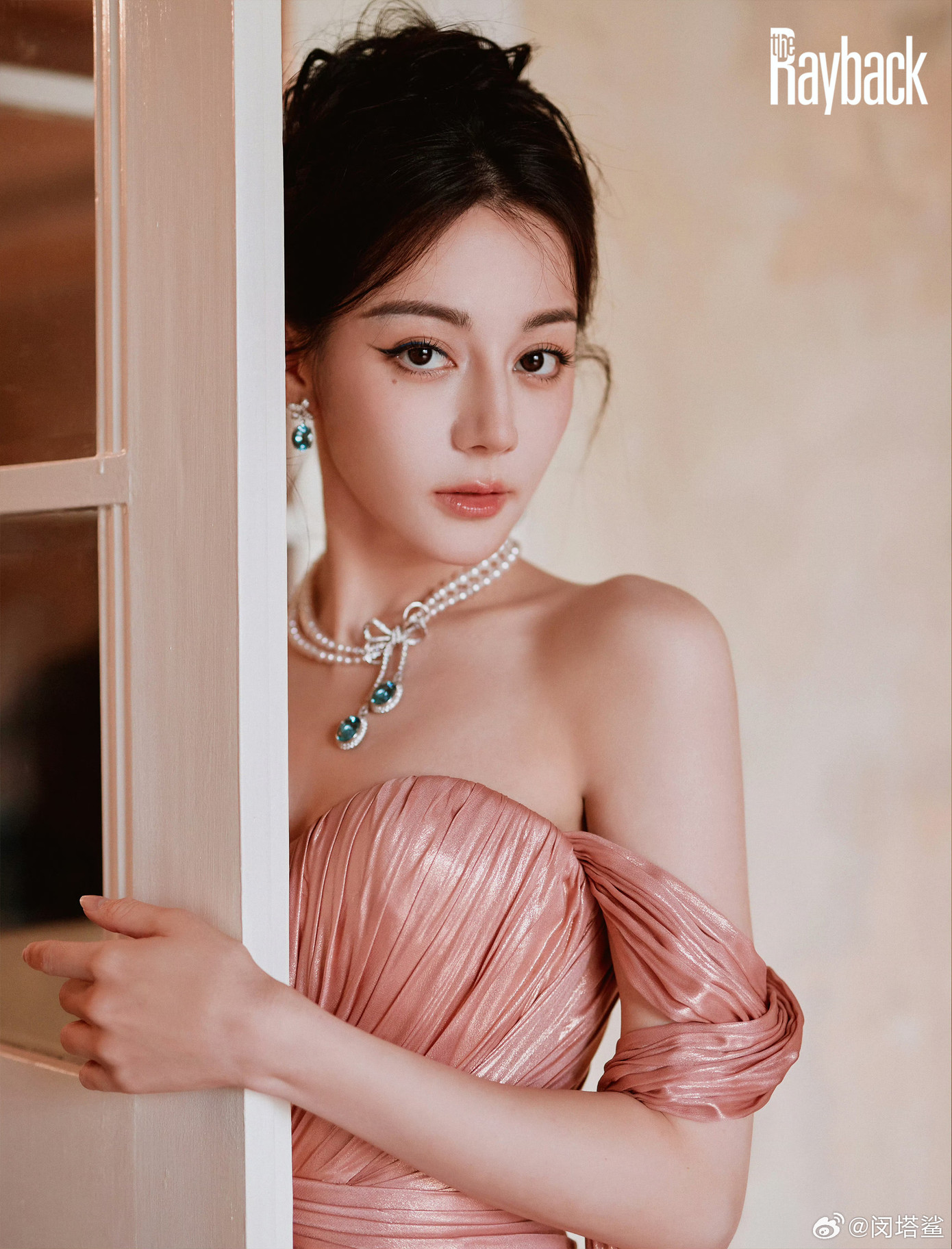 Hiện tại, Địch Lệ Nhiệt Ba có hai bộ phim đã hoàn thành là Lợi kiếm hoa hồng và Kiêu khởi thanh nhưỡng. Trong đó, phim chính kịch đề tài an ninh mạng Lợi kiếm hoa hồng không nhận được nhiều mong đợi. Trong trailer, Địch Lệ Nhiệt Ba vẫn đơ cứng như màn thể hiện đáng thất vọng ở Công tố tinh anh. Chỉ có hình tượng người bắt quỷ trong Kiêu khởi thanh nhưỡng gây tò mò với khán giả. Có thể thấy, tài nguyên thời trang, quảng cáo của Địch Lệ Nhiệt Ba đứng đầu giới giải trí, nhưng tài nguyên phim ảnh thì không bằng diễn viên hạng B. Đây là kết quả của việc diễn kém, thành tích bết bát trong nhiều năm. Hiện tại, Địch Lệ Nhiệt Ba có hai bộ phim đã hoàn thành là Lợi kiếm hoa hồng và Kiêu khởi thanh nhưỡng. Trong đó, phim chính kịch đề tài an ninh mạng Lợi kiếm hoa hồng không nhận được nhiều mong đợi. Trong trailer, Địch Lệ Nhiệt Ba vẫn đơ cứng như màn thể hiện đáng thất vọng ở Công tố tinh anh. Chỉ có hình tượng người bắt quỷ trong Kiêu khởi thanh nhưỡng gây tò mò với khán giả. Có thể thấy, tài nguyên thời trang, quảng cáo của Địch Lệ Nhiệt Ba đứng đầu giới giải trí, nhưng tài nguyên phim ảnh thì không bằng diễn viên hạng B. Đây là kết quả của việc diễn kém, thành tích bết bát trong nhiều năm.