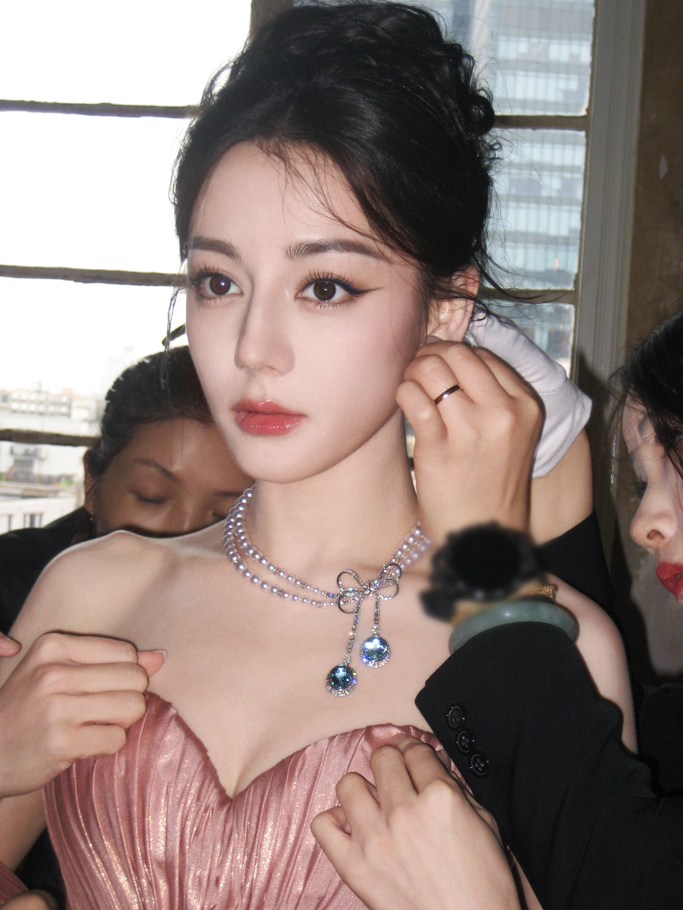 Cả hai sẽ hợp tác trong tác phẩm Mộ Tư Từ, được chuyển thể từ tiểu thuyết Bạch Nhật Đề Đăng của tác giả Lê Thanh Nhiên. Địch Lệ Nhiệt Ba sẽ đóng vai quỷ vương Hạ Tư Mộ, còn Trần Phi Vũ diễn nhân vật tướng quân trẻ tuổi Đoàn Tư. Đáng nói, Trần Phi Vũ kém Địch Lệ Nhiệt Ba 8 tuổi và đang vướng scandal lộ ảnh nóng khi quan hệ tình cảm với người hâm mộ. Cả hai sẽ hợp tác trong tác phẩm Mộ Tư Từ, được chuyển thể từ tiểu thuyết Bạch Nhật Đề Đăng của tác giả Lê Thanh Nhiên. Địch Lệ Nhiệt Ba sẽ đóng vai quỷ vương Hạ Tư Mộ, còn Trần Phi Vũ diễn nhân vật tướng quân trẻ tuổi Đoàn Tư. Đáng nói, Trần Phi Vũ kém Địch Lệ Nhiệt Ba 8 tuổi và đang vướng scandal lộ ảnh nóng khi quan hệ tình cảm với người hâm mộ.