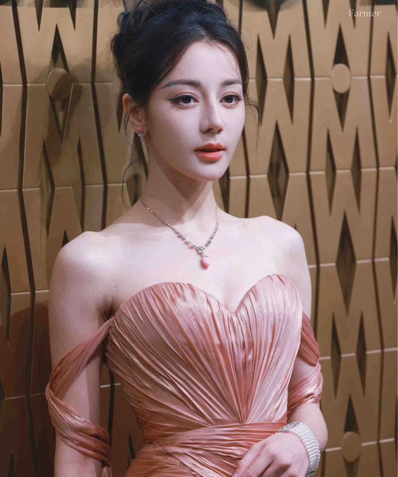 Theo Sina, xét về các hoạt động sự kiện bên ngoài nghệ thuật, Địch Lệ Nhiệt Ba quả thực không có đối thủ. Tuy nhiên, cô có một nhược điểm lớn là khả năng diễn xuất hạn chế và dù đã bước chân vào giới giải trí 10 năm, số tác phẩm gây tiếng vang của Địch Lệ Nhiệt Ba rất ít. Theo Sina, xét về các hoạt động sự kiện bên ngoài nghệ thuật, Địch Lệ Nhiệt Ba quả thực không có đối thủ. Tuy nhiên, cô có một nhược điểm lớn là khả năng diễn xuất hạn chế và dù đã bước chân vào giới giải trí 10 năm, số tác phẩm gây tiếng vang của Địch Lệ Nhiệt Ba rất ít.