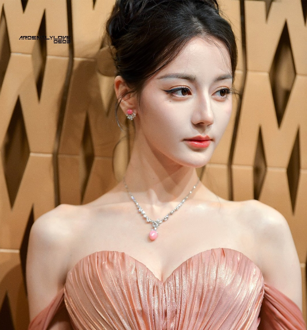 Địch Lệ Nhiệt Ba đang là nữ diễn viên nắm trong tay nhiều hợp đồng quảng cáo nhất giới giải trí Hoa ngữ. Cô là đại diện toàn cầu của gần 10 thương hiệu lớn, cùng với đó là hơn 20 nhãn hàng khác hợp tác. Sina bình luận với nhan sắc lộng lẫy, danh tiếng sẵn có, lượng fan hùng hậu Địch Lệ Nhiệt Ba đã giúp các thương hiệu mà cô làm người phát ngôn trở nên phổ biến hơn. Điều này chứng minh giá trị thương mại cực lớn mà nữ diễn viên mang lại. Địch Lệ Nhiệt Ba đang là nữ diễn viên nắm trong tay nhiều hợp đồng quảng cáo nhất giới giải trí Hoa ngữ. Cô là đại diện toàn cầu của gần 10 thương hiệu lớn, cùng với đó là hơn 20 nhãn hàng khác hợp tác. Sina bình luận với nhan sắc lộng lẫy, danh tiếng sẵn có, lượng fan hùng hậu Địch Lệ Nhiệt Ba đã giúp các thương hiệu mà cô làm người phát ngôn trở nên phổ biến hơn. Điều này chứng minh giá trị thương mại cực lớn mà nữ diễn viên mang lại.