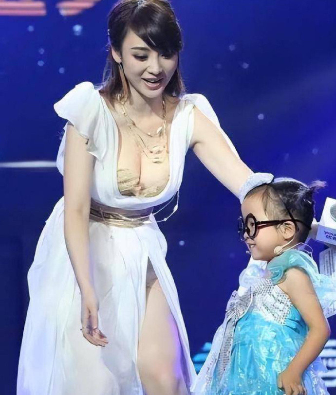 Liễu Nham từng là người mẫu nội y nóng bỏng, nhưng cô bị khinh thường vì quá khứ này. Liễu Nham từng là người mẫu nội y nóng bỏng, nhưng cô bị khinh thường vì quá khứ này.