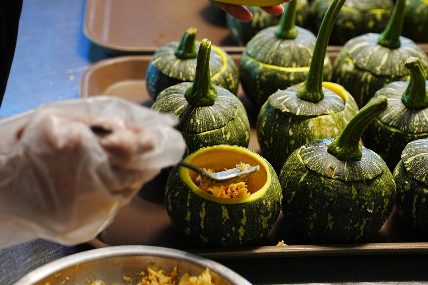 Súp bí đỏ hạt sen có thịt cua, sò điệp, bào ngư với tác dụng bổ máu dưỡng dạ dày. Súp bí đỏ hạt sen có thịt cua, sò điệp, bào ngư với tác dụng bổ máu dưỡng dạ dày.