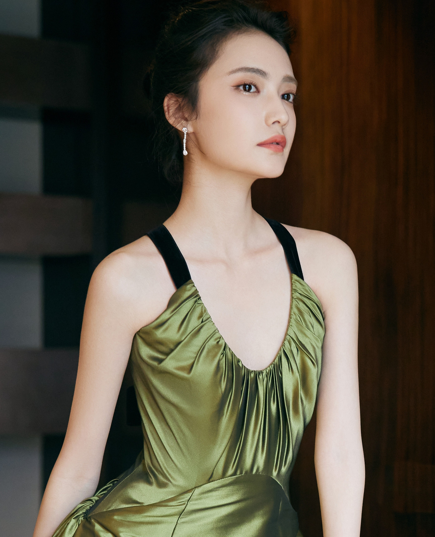 Ngoài ra, Gia Nại còn gây ấn tượng với vai công chúa Ưng tộc Yến Sảng hào hiệp, hoạt bát trong phim Thần ẩn do Triệu Lộ Tư đóng chính. Tạo hình mạnh mẽ của Gia Nại cũng là điểm nhấn trong phim.