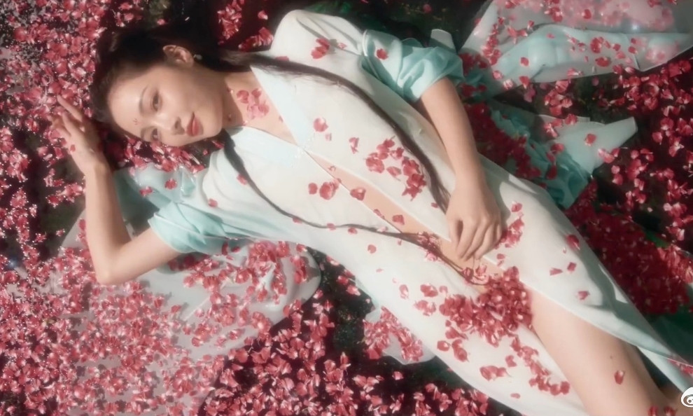 Cảnh phim trong Tân hồng lâu mộng bị ví với phim cấp ba Hong Kong.