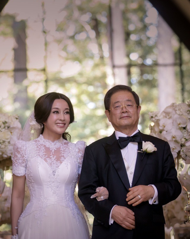 Lưu Hiểu Khánh và người chồng hơn 80 tuổi Vương Hiểu Ngọc. Lưu Hiểu Khánh và người chồng hơn 80 tuổi Vương Hiểu Ngọc.