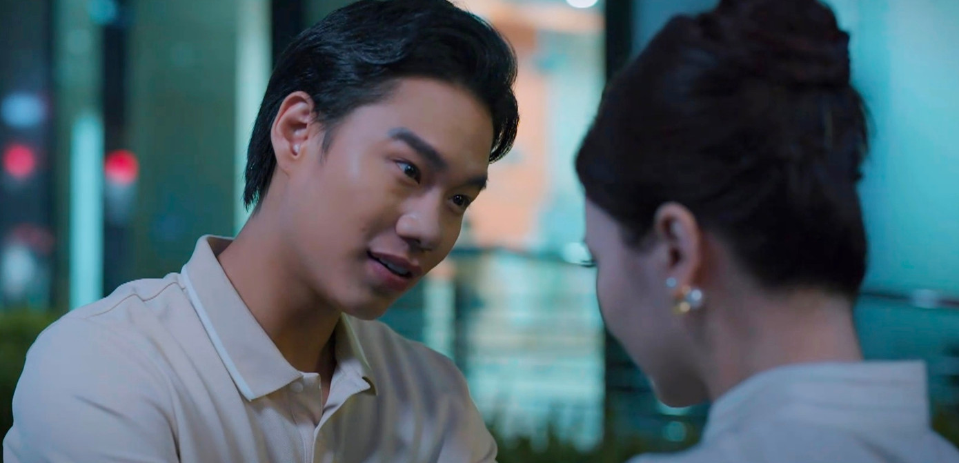 Hùng lao vào hạ thấp, mỉa mai Yên khi không được đáp lại tình cảm.