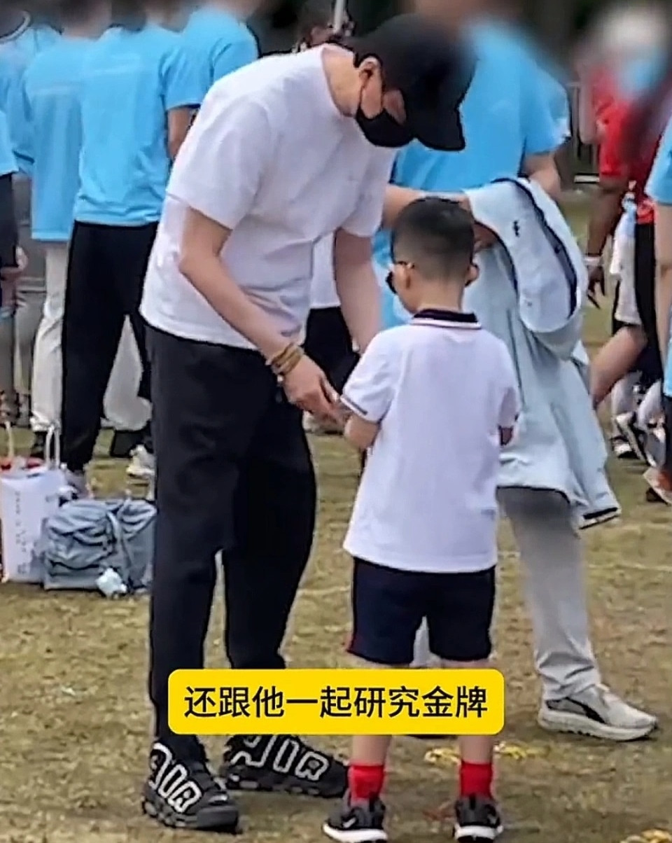 Con trai Triệu Lệ Dĩnh và Phùng Thiệu Phong giành huy chương vàng hội thao tại trường mẫu giáo. Con trai Triệu Lệ Dĩnh và Phùng Thiệu Phong giành huy chương vàng hội thao tại trường mẫu giáo.