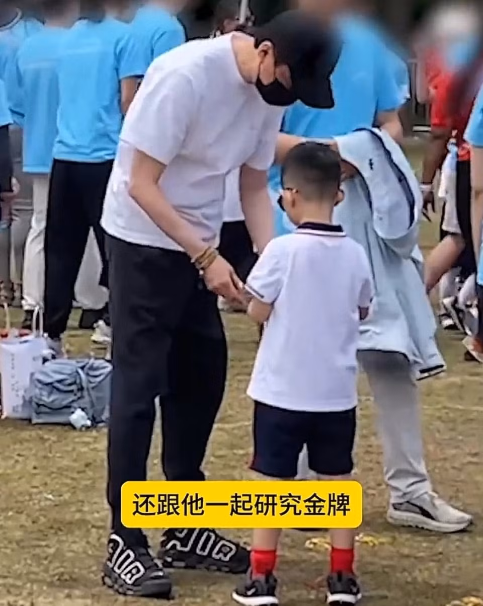 Con trai Triệu Lệ Dĩnh và Phùng Thiệu Phong giành huy chương vàng hội thao tại trường mẫu giáo.