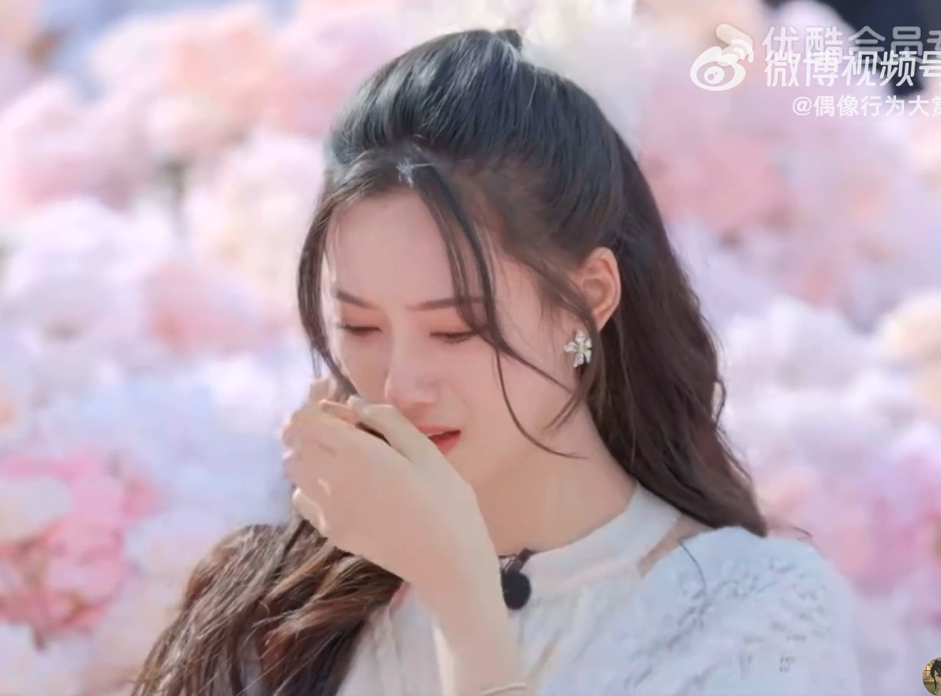 Hoàng Tử Thao và Từ Nghệ Dương đều xúc động rơi nước mắt. Họ đã giấu chuyện tình suốt 4 năm.