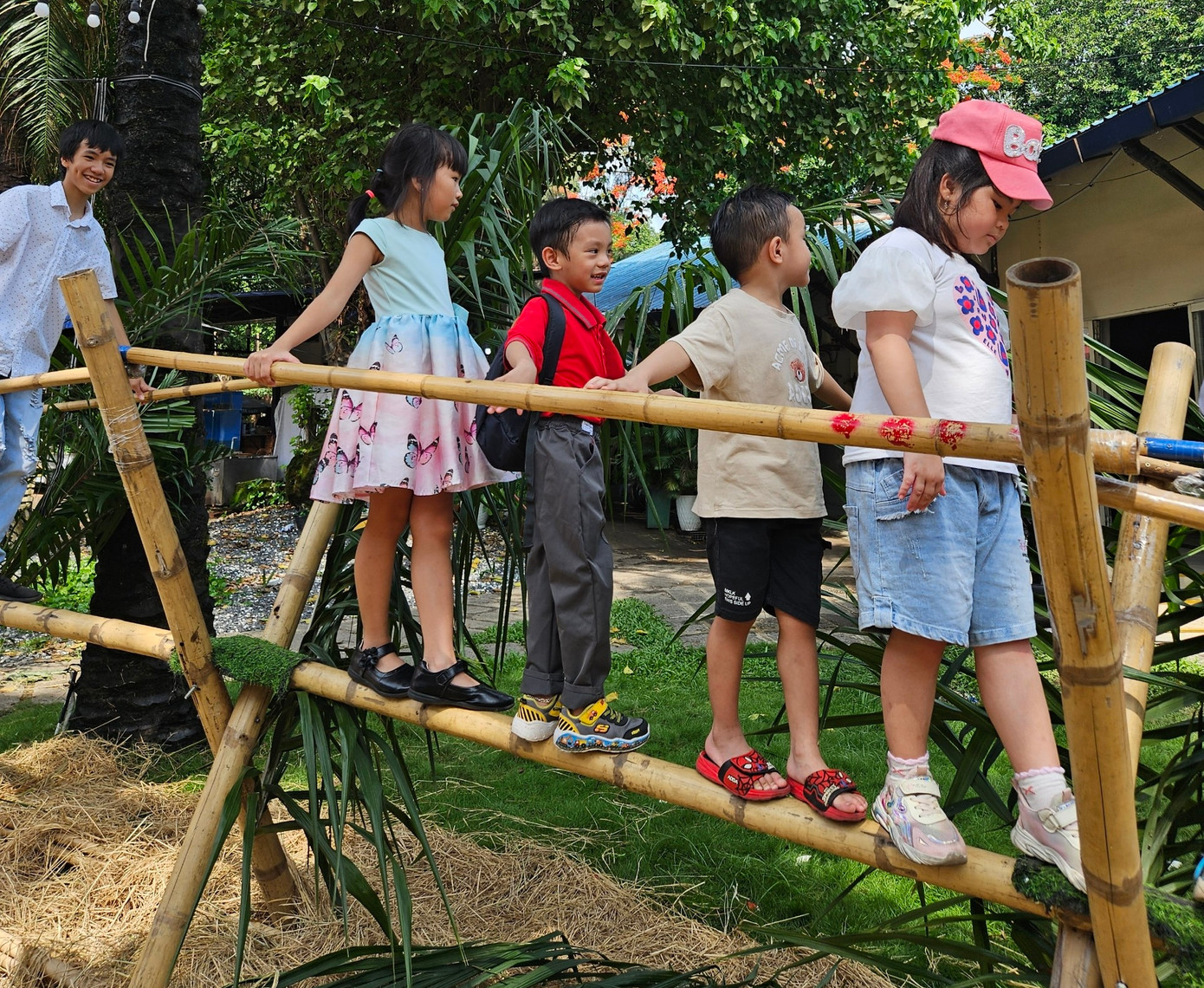 Các bé được trải nghiệm đi cầu khỉ, chơi tò he và những trò chơi dân gian thú vị khác.