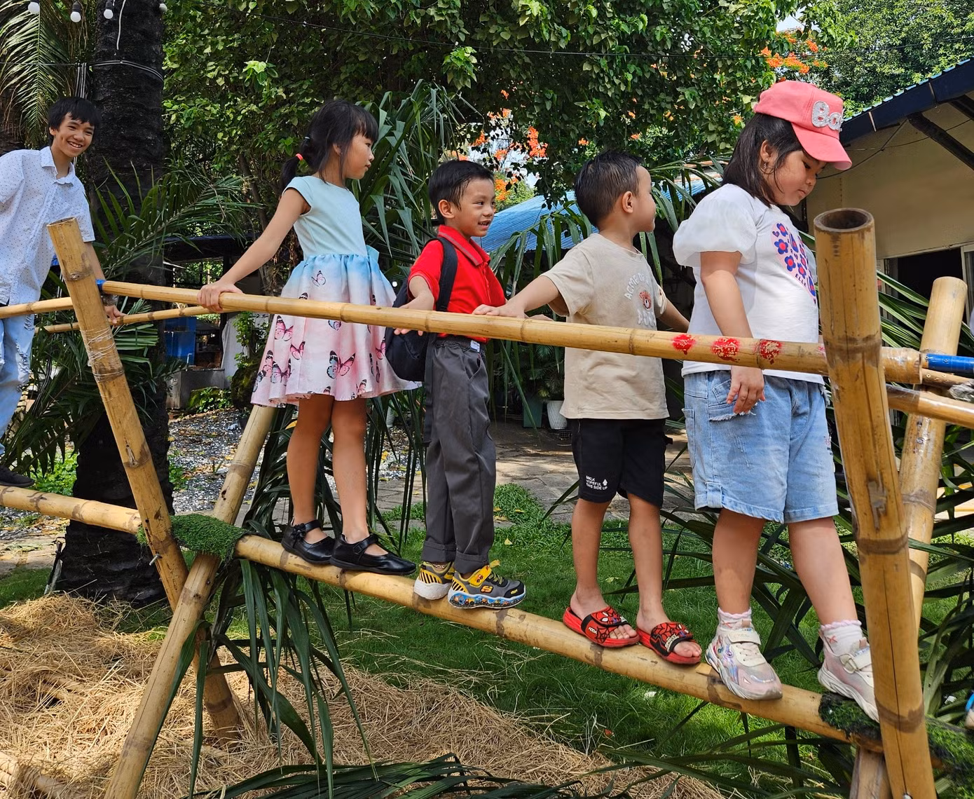 Các bé được trải nghiệm đi cầu khỉ, chơi tò he và những trò chơi dân gian thú vị khác.