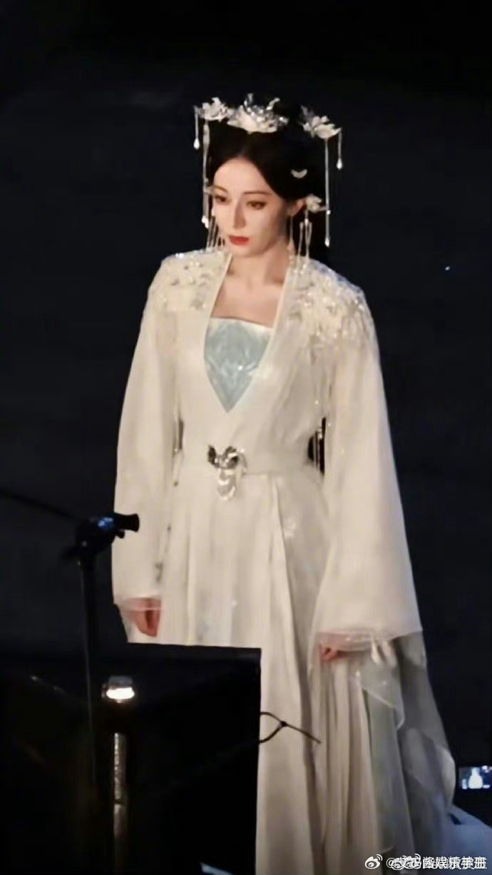 Tạo hình trong phim mới của Địch Lệ Nhiệt Ba bị chê xấu. 30.000 fan tức giận tuyên bố không ủng hộ đoàn phim.