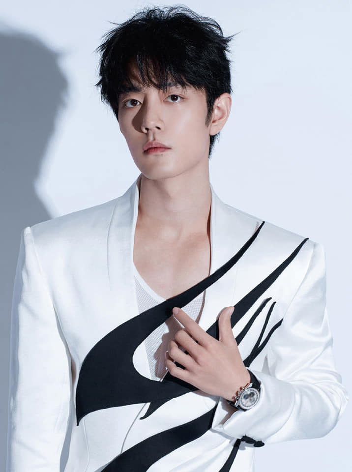 Theo Sohu, hộp quà tặng đắt giá nhất thuộc về nam diễn viên Tiêu Chiến. Ngôi sao Trần tình lệnh rất hào phóng khi gửi tặng truyền thông hộp quà có tổng giá trị 7.000 NDT với nhiều món đồ xa xỉ đến từ các thương hiệu mà anh đang là người đại diện toàn cầu như Nars, L'Oréal, Ralph Lauren, Tod's...