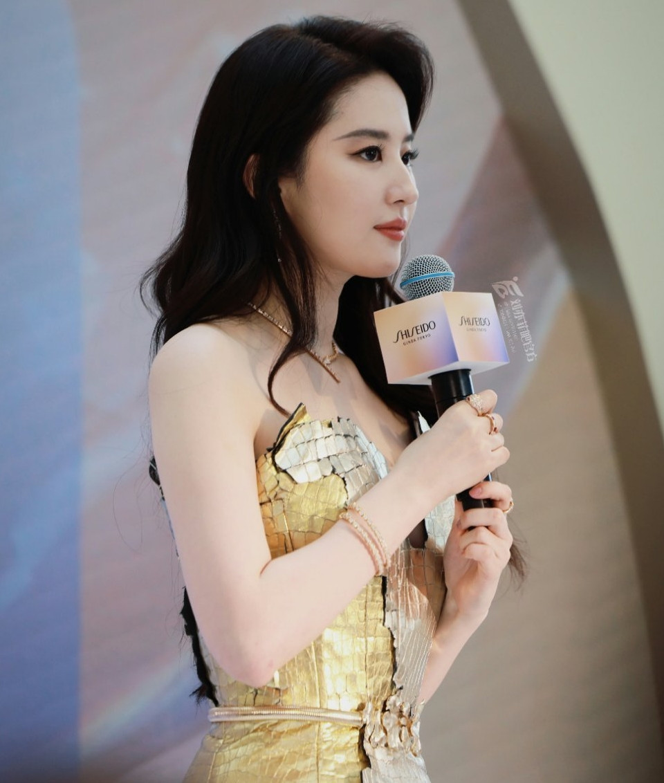 Theo Sohu, dù thời trẻ được mệnh danh là Thần tiên tỷ tỷ, hiện tại Lưu Diệc Phi có một số khuyết điểm về ngoại hình như lợi bị tụt nhiều hơn, thân hình khó kiểm soát cân nặng. Tuy nhiên, nữ diễn viên Thiên long bát bộ không lạm dụng phẫu thuật thẩm mỹ để trở nên đẹp hoàn hảo. Cô ưu tiên các phương pháp luyện tập giữ sức khỏe và muốn giữ các nét đẹp tự nhiên của mình. Do đó, khi nhìn Lưu Diệc Phi ở độ tuổi nào, khán giả cũng cảm thấy ở cô toát lên sự an nhiên, tự tại. Theo Sohu, dù thời trẻ được mệnh danh là Thần tiên tỷ tỷ, hiện tại Lưu Diệc Phi có một số khuyết điểm về ngoại hình như lợi bị tụt nhiều hơn, thân hình khó kiểm soát cân nặng. Tuy nhiên, nữ diễn viên Thiên long bát bộ không lạm dụng phẫu thuật thẩm mỹ để trở nên đẹp hoàn hảo. Cô ưu tiên các phương pháp luyện tập giữ sức khỏe và muốn giữ các nét đẹp tự nhiên của mình. Do đó, khi nhìn Lưu Diệc Phi ở độ tuổi nào, khán giả cũng cảm thấy ở cô toát lên sự an nhiên, tự tại.