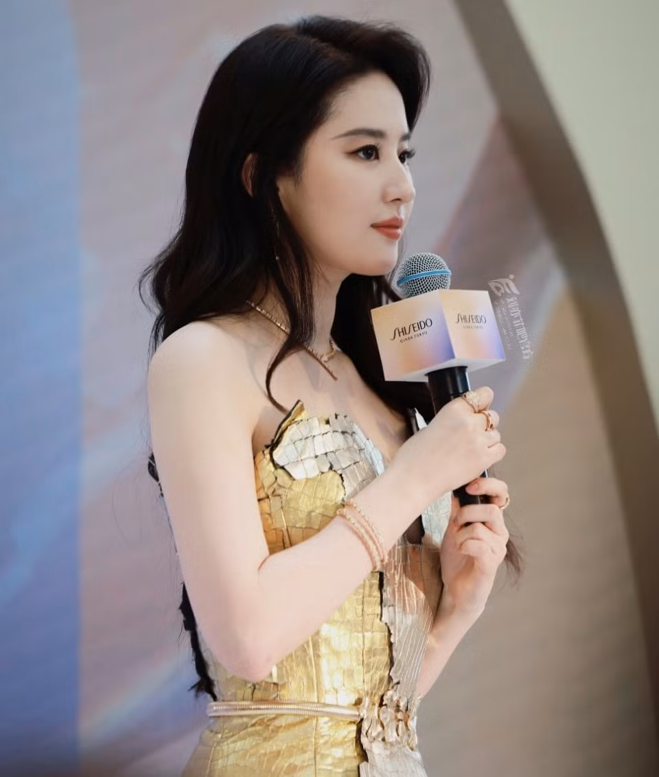 Theo Sohu, dù thời trẻ được mệnh danh là Thần tiên tỷ tỷ, hiện tại Lưu Diệc Phi có một số khuyết điểm về ngoại hình như lợi bị tụt nhiều hơn, thân hình khó kiểm soát cân nặng. Tuy nhiên, nữ diễn viên Thiên long bát bộ không lạm dụng phẫu thuật thẩm mỹ để trở nên đẹp hoàn hảo. Cô ưu tiên các phương pháp luyện tập giữ sức khỏe và muốn giữ các nét đẹp tự nhiên của mình. Do đó, khi nhìn Lưu Diệc Phi ở độ tuổi nào, khán giả cũng cảm thấy ở cô toát lên sự an nhiên, tự tại.