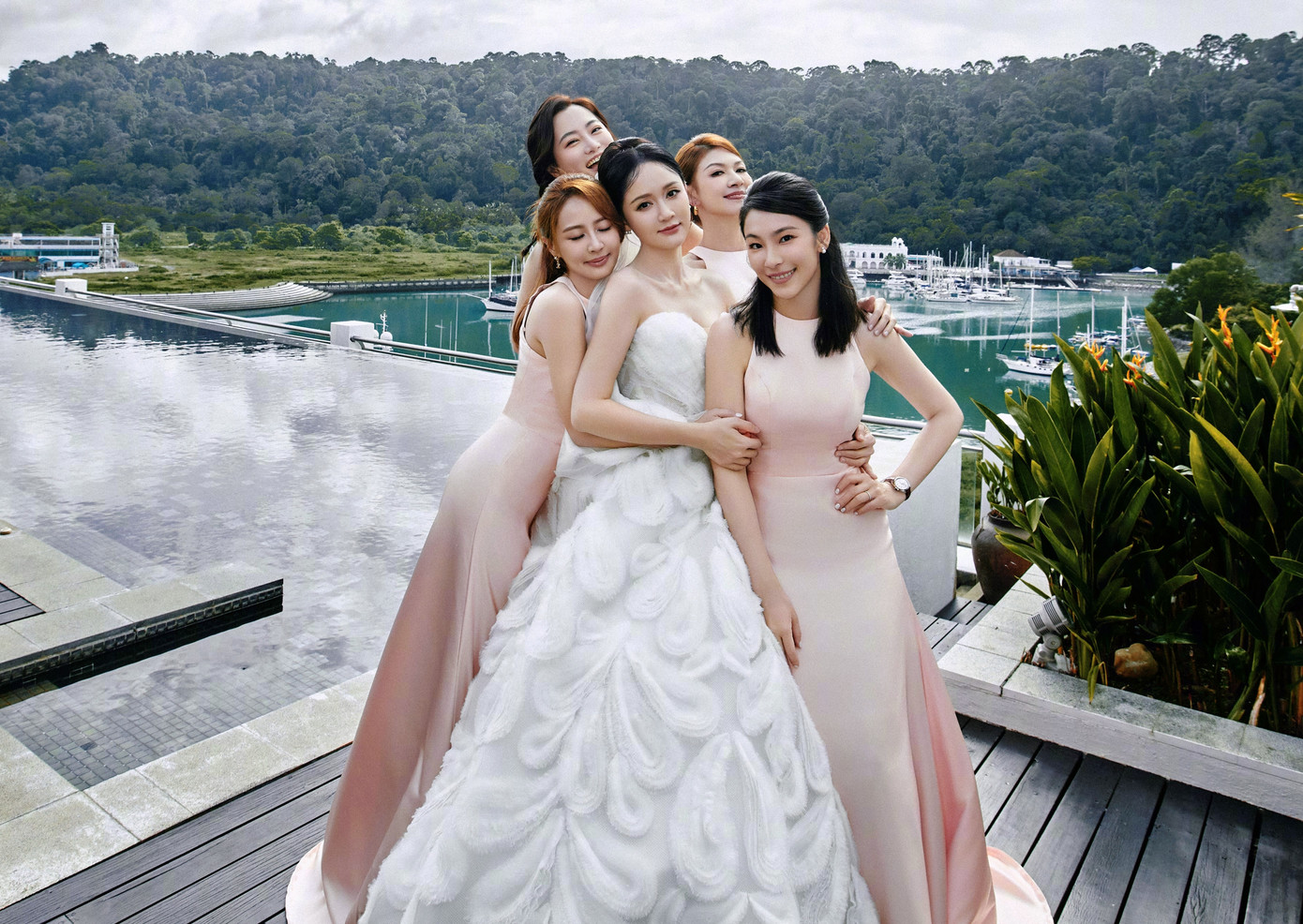 Đặc biệt, bạn thân của Trần Kiều Ân là MC Tạ Na không thể góp mặt nhưng đã mừng hạnh phúc của nữ diễn viên phong bao lì xì trị giá 66.000 NDT (hơn 9.400 USD).