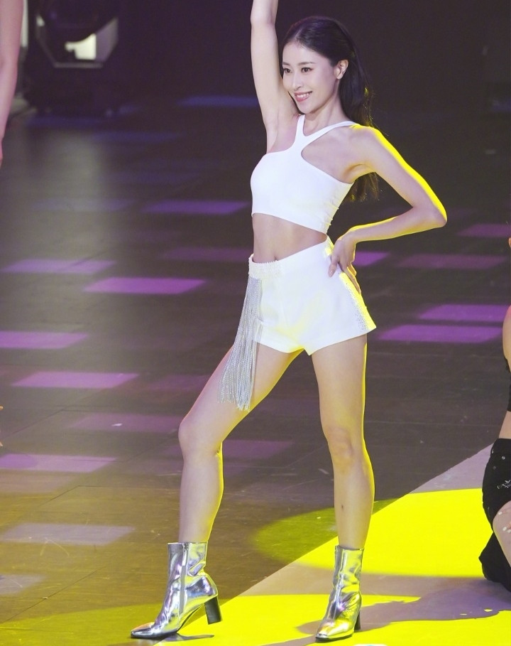 Nghê Lạc Lâm tốt nghiệp Đại học Thành thị Hong Kong, sau đó trở thành thành viên của nhóm nhạc MORII GIRLS. Khi còn đi học, Nghê Lạc Lâm là hoa khôi giảng đường và được mệnh danh là &quot;Lý Gia Hân của Đại học Thành thị&quot;.