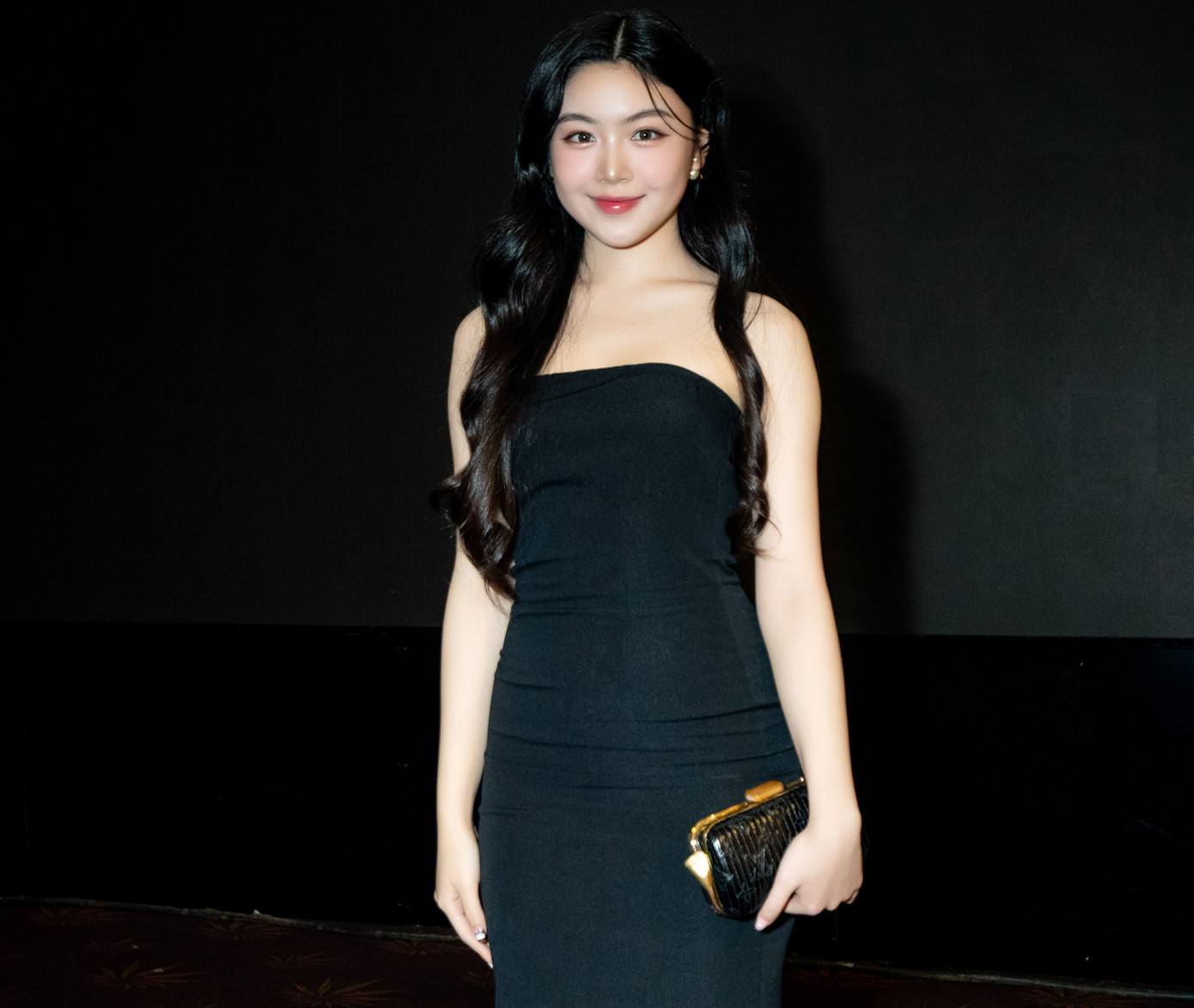 Lọ Lem (tên thật là Mai Thảo Linh) với vẻ đẹp ngọt ngào được khen xinh như hoa hậu, cô bé nổi tiếng học giỏi và đang chuẩn bị đi du học tại Anh. Lọ Lem (tên thật là Mai Thảo Linh) với vẻ đẹp ngọt ngào được khen xinh như hoa hậu, cô bé nổi tiếng học giỏi và đang chuẩn bị đi du học tại Anh.