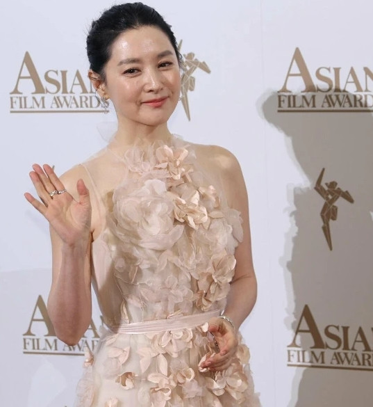 Tại sự kiện, Lee Young Ae được trao giải thưởng Diễn viên kiệt xuất châu Á cho những đóng góp không ngừng nghỉ trong diễn xuất của cô. Lee Young Ae khiến khán giả nhớ mãi với tác phẩm như Anh em nhà bác sĩ, Những tay đua kiệt xuất, Nàng Dae Jang Geum, Người đẹp báo thù, Nhật ký ánh sáng... Dự án gần đây nhất mà cô tham gia là Nhạc trưởng Maestra: Sợi dây chân lý. Tại sự kiện, Lee Young Ae được trao giải thưởng Diễn viên kiệt xuất châu Á cho những đóng góp không ngừng nghỉ trong diễn xuất của cô. Lee Young Ae khiến khán giả nhớ mãi với tác phẩm như Anh em nhà bác sĩ, Những tay đua kiệt xuất, Nàng Dae Jang Geum, Người đẹp báo thù, Nhật ký ánh sáng... Dự án gần đây nhất mà cô tham gia là Nhạc trưởng Maestra: Sợi dây chân lý.