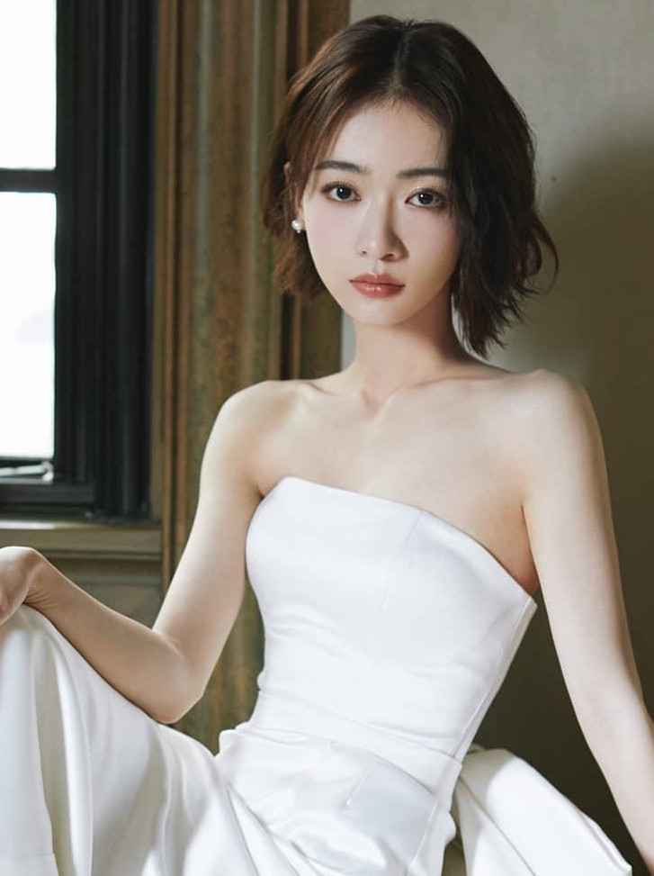 Vì bảo vệ "gà nhà", Vu Chính không ít lần chê bai đối thủ hoặc tâng bốc các nghệ sĩ quá mức. Vu Chính còn kéo các diễn viên khác vào thị phi để đánh lạc hướng dư luận.