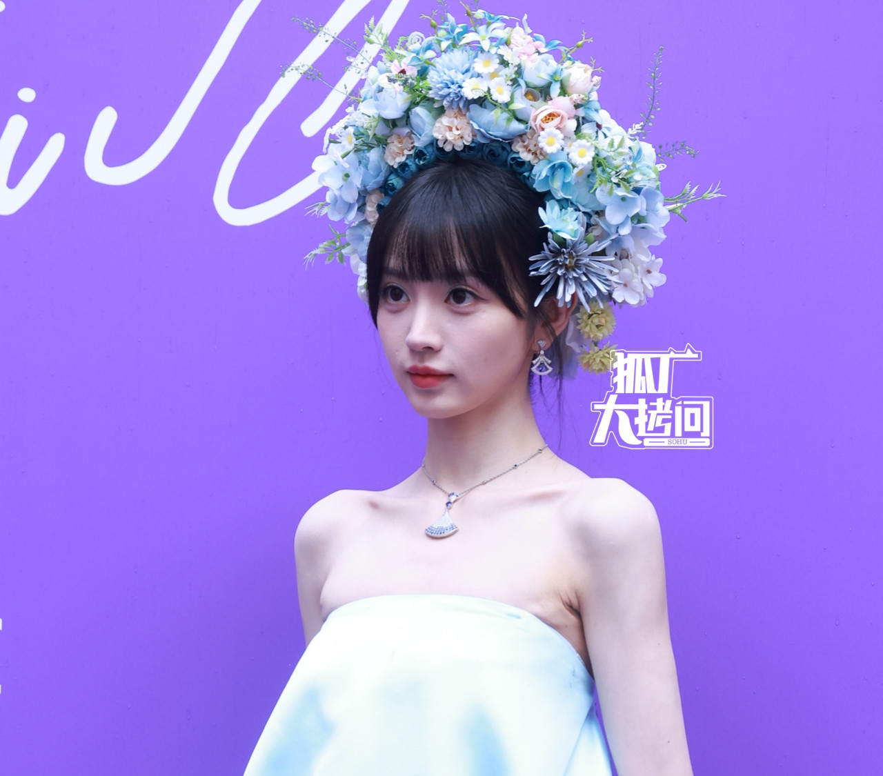 "Búp bê cổ trang" Điền Hi Vi có gương mặt xinh xắn, tràn đầy sức sống, tuy nhiên tay và vai của cô bị đánh giá là quá gầy dẫn tới gân guốc. Điền Hi Vi yêu thích vận động nên có bắp tay lớn. Tuy nhiên, thời gian gần đây, nữ diễn viên Khanh khanh nhật thường bị cho là giảm cân quá mức.