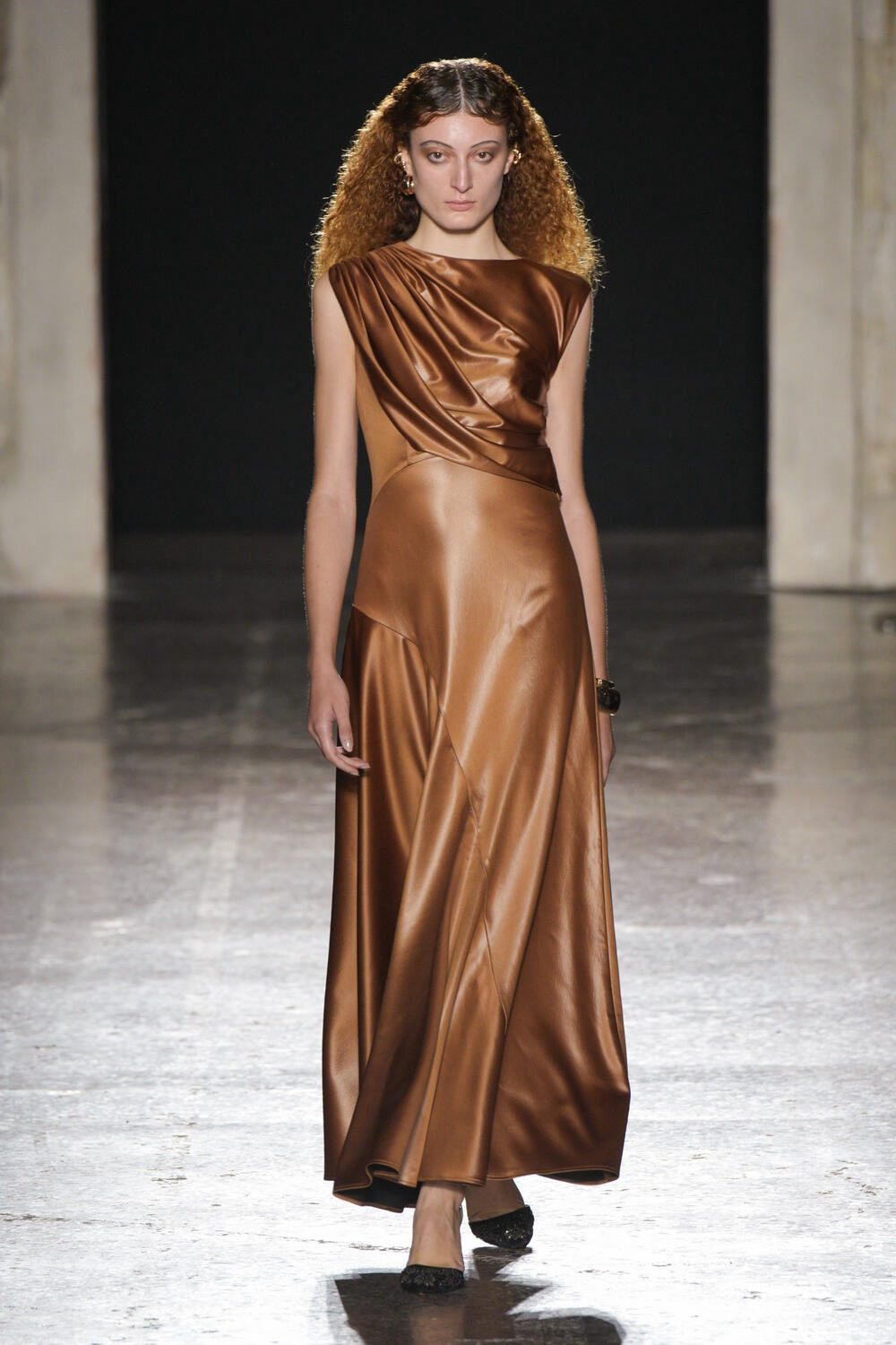 Với NTK Phan Đăng Hoàng, hành trình làm thời trang luôn cần sự phản tỉnh. Do đó giữa các BST luôn có sự nhất quán không chỉ trong nguồn cảm hứng mà còn là đặc trưng thiên về form dáng, cấu trúc.